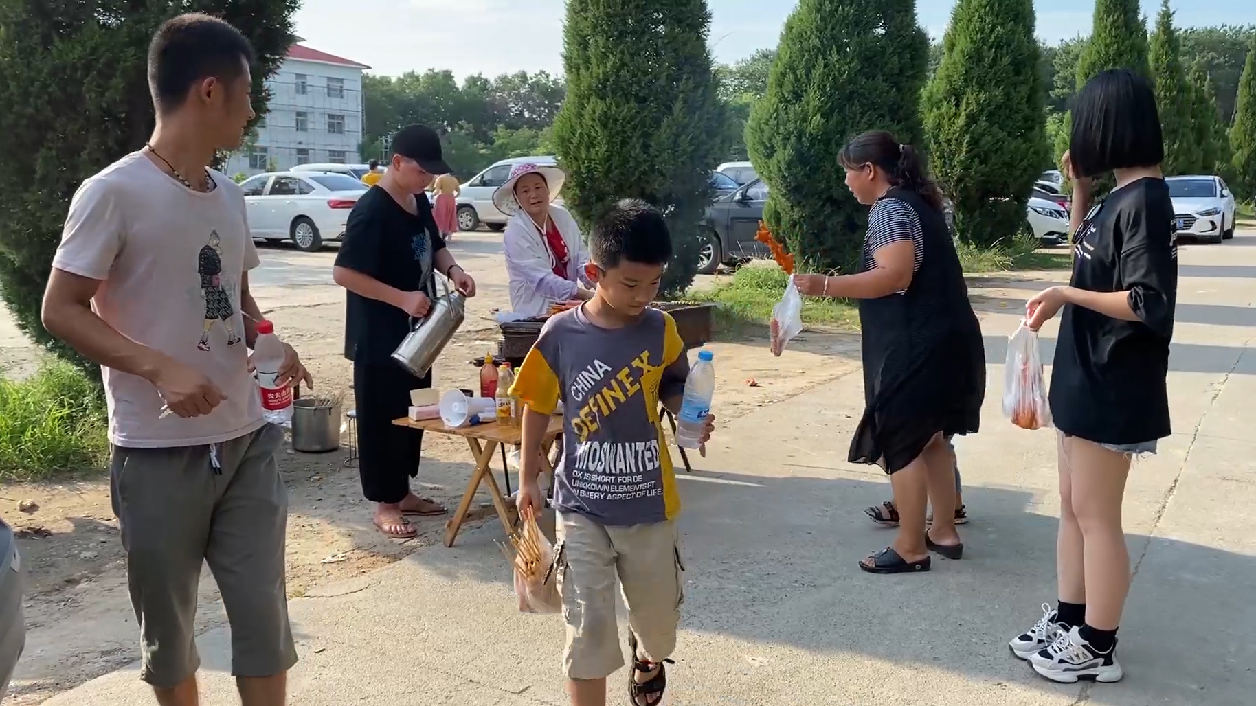 最近儿子上补习太累,小伙带着家人去游玩一圈,适当的放松也挺好